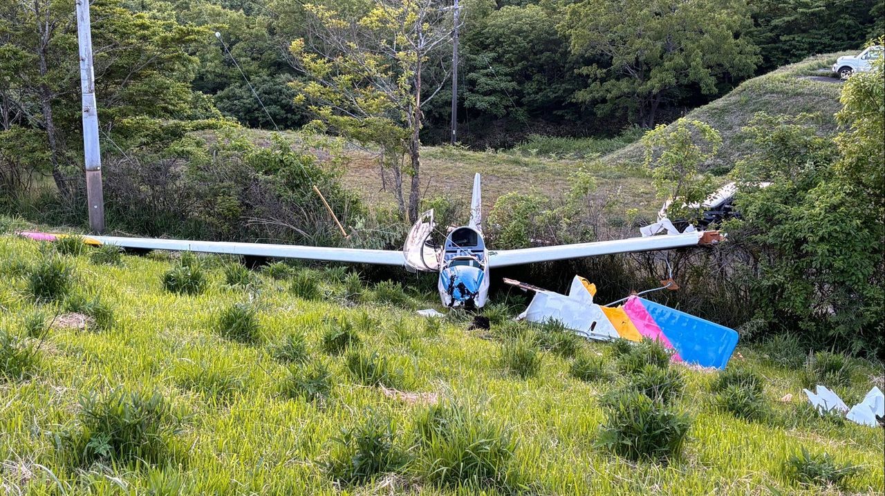 グライダー墜落 20代の男性搬送