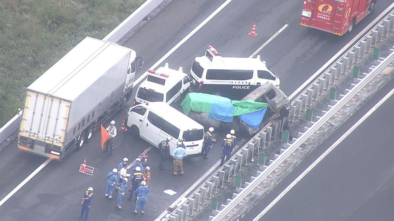 東北道を逆走か 車衝突で2人死亡