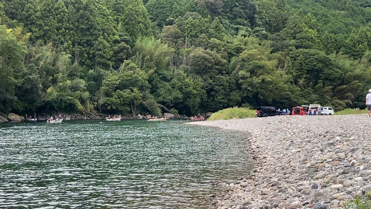 川で生物調査中か 19歳流され死亡