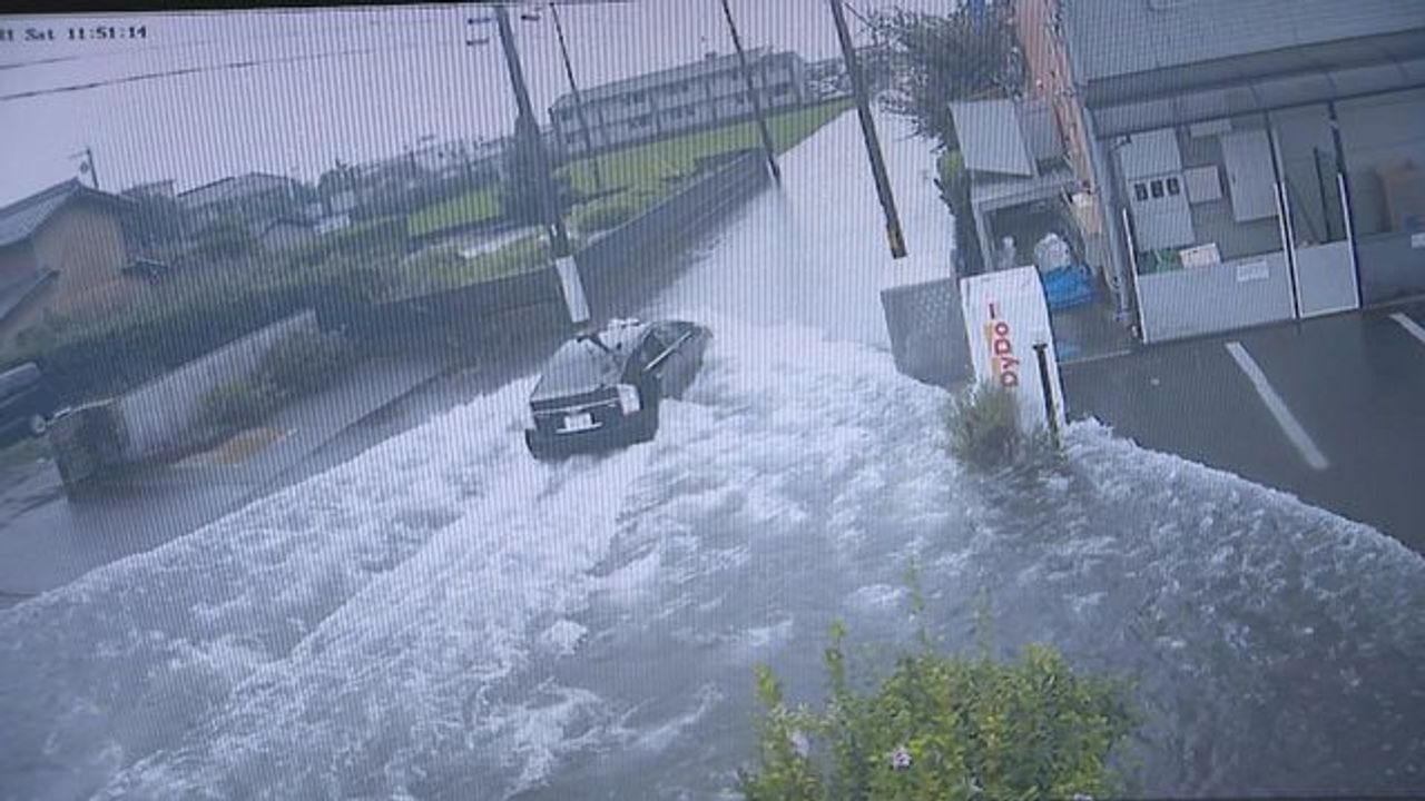 大雨映像 2時間ほどで道路が冠水