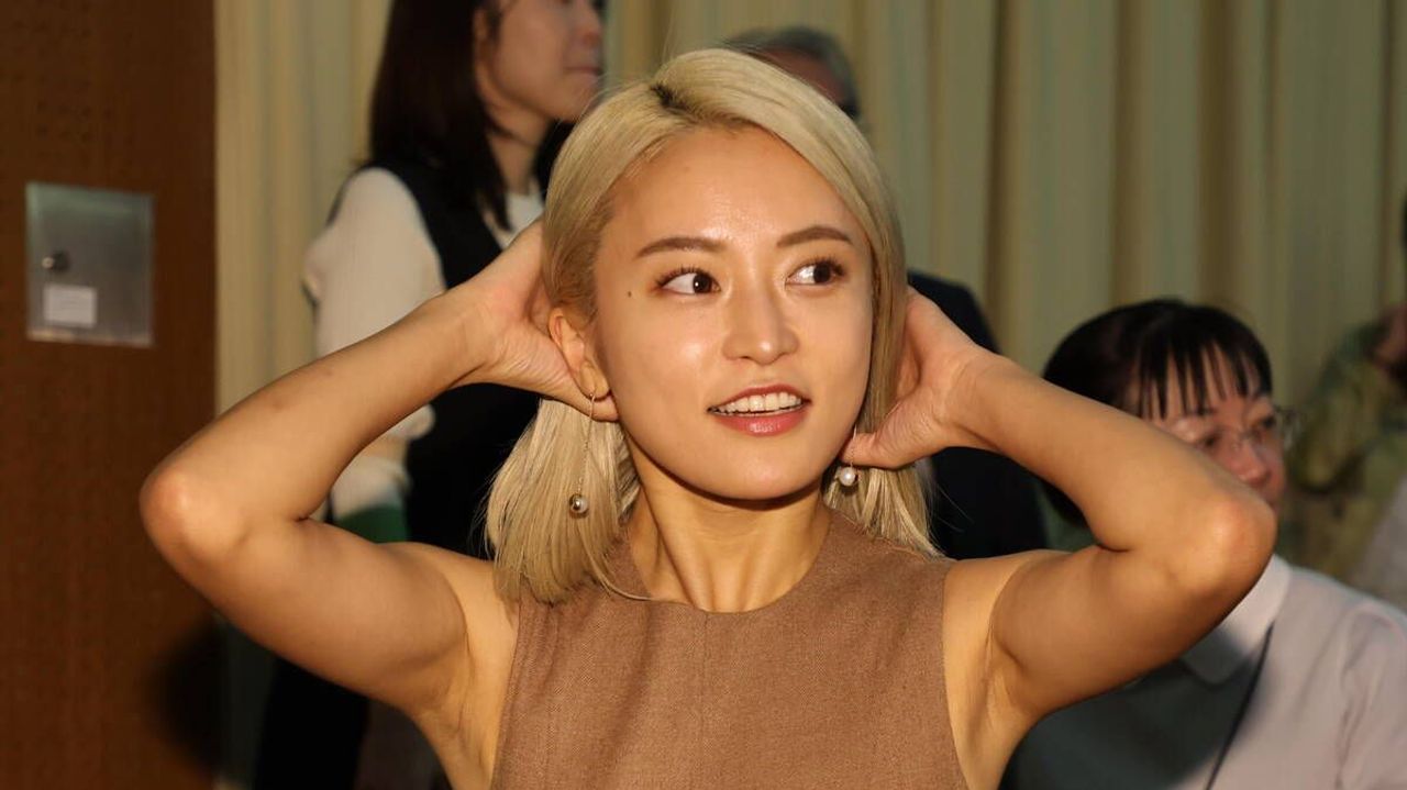 小島瑠璃子が金髪姿 公の場に登場