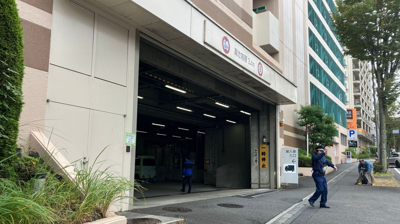 収集車の投入口に挟まる 男性死亡