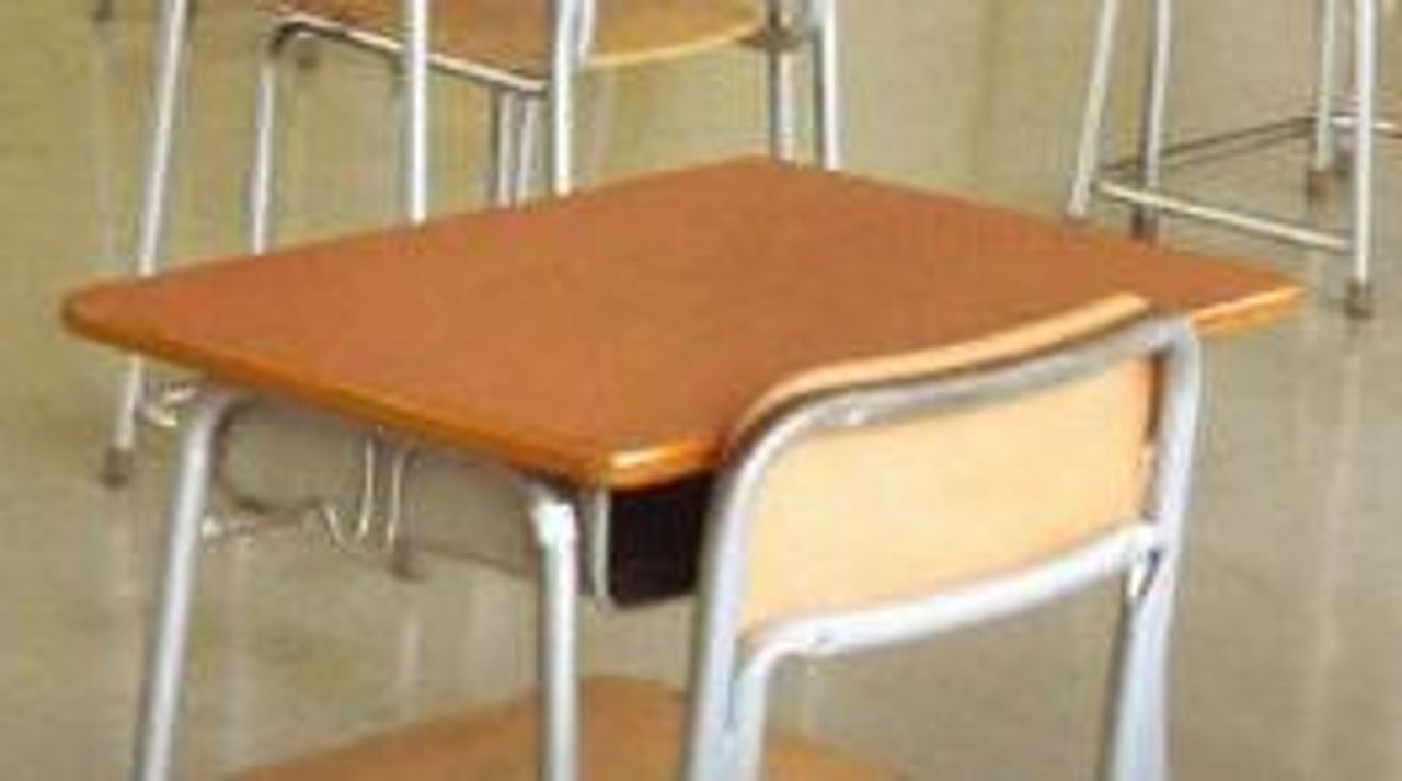 卒業式 不登校生を平均台に座らせ