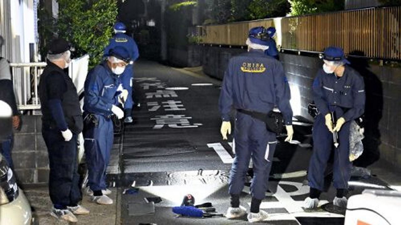 路上に背中に刺し傷ある女性 死亡