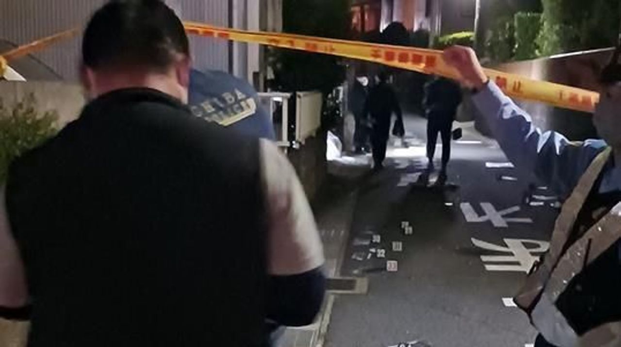 路上で女性死亡 関与疑い少年確保