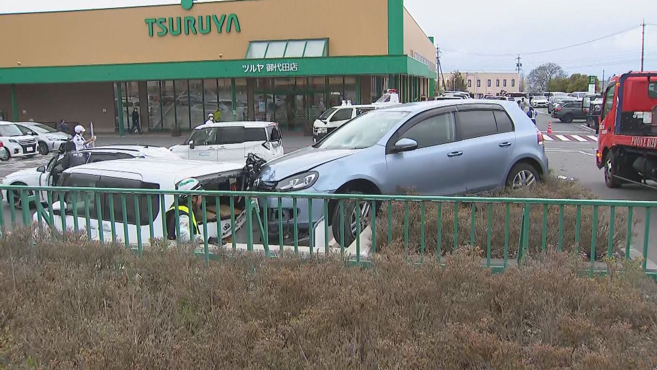 スーパーで車が暴走事故 女性死亡