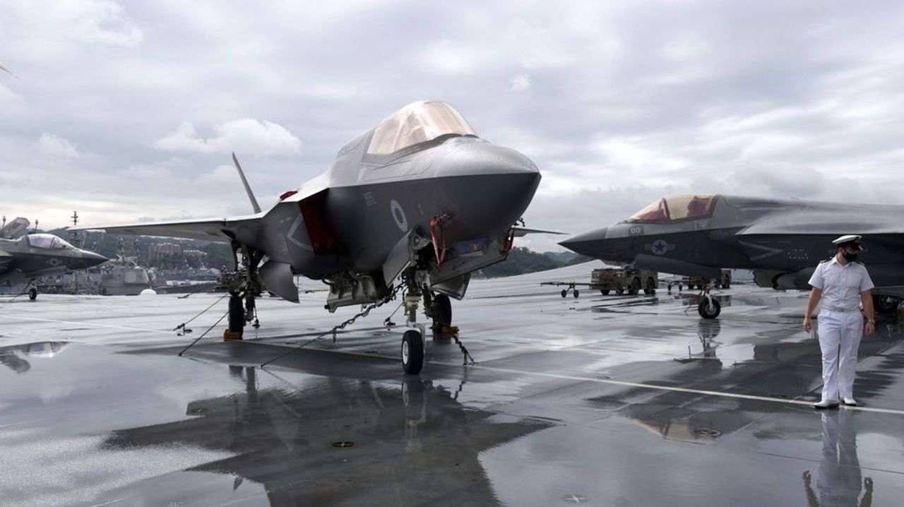 鹿児島空港に英軍機が緊急着陸