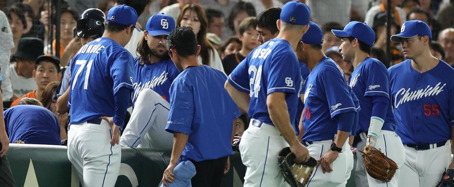 中日選手が客席ダイブ 観客下敷き
