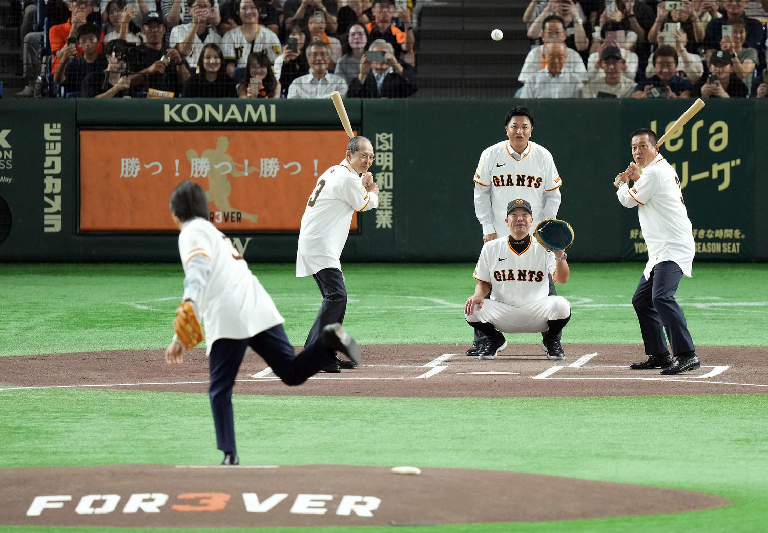 長嶋茂雄 感動のセレモニー At the memorial game for Shigeo Nagashima, all members of