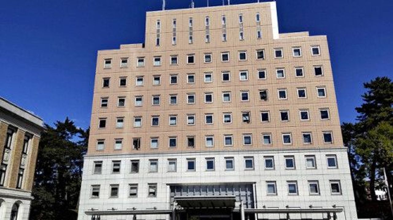 生コン工場で砂に埋もれ 男性死亡