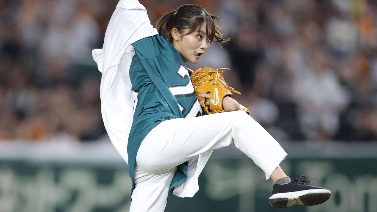 日テレ新人アナ速球 球場どよめく