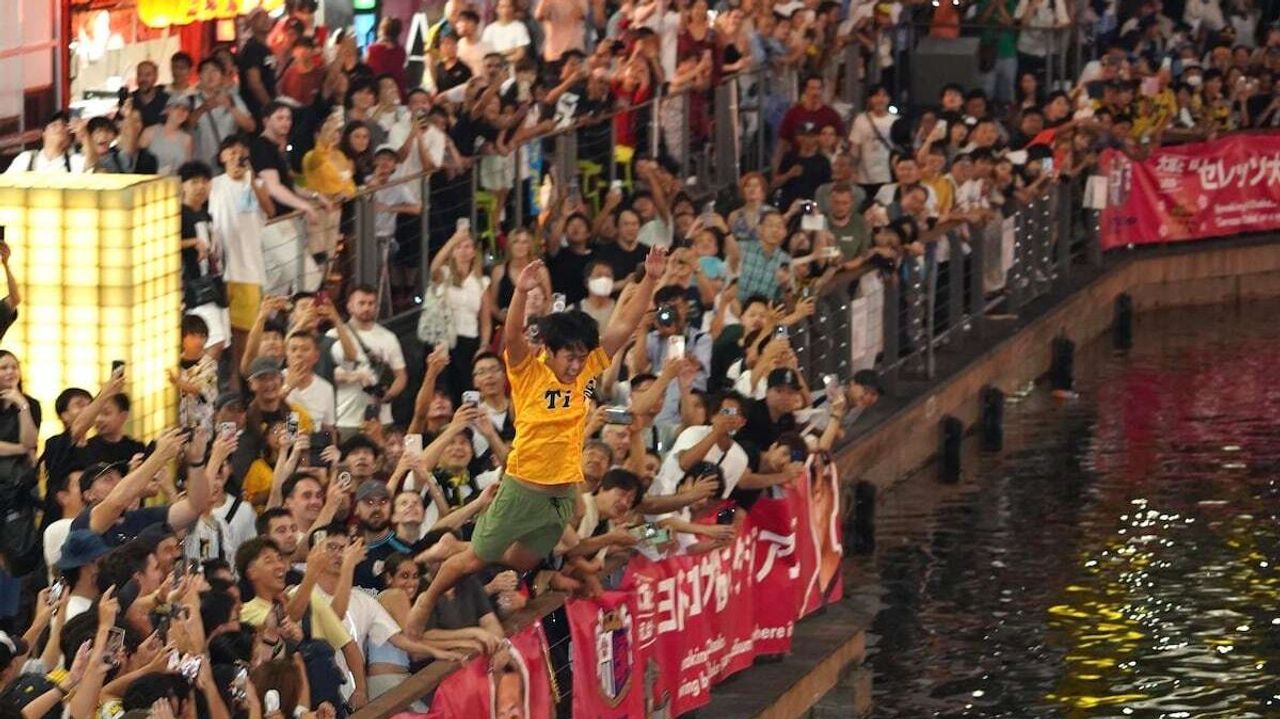 阪神V 道頓堀ダイブ相次ぎ混乱 - Yahoo!ニュース