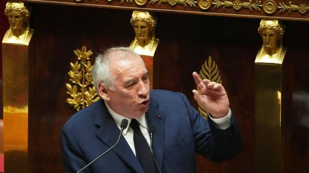 フランス内閣総辞職へ 異例の事態