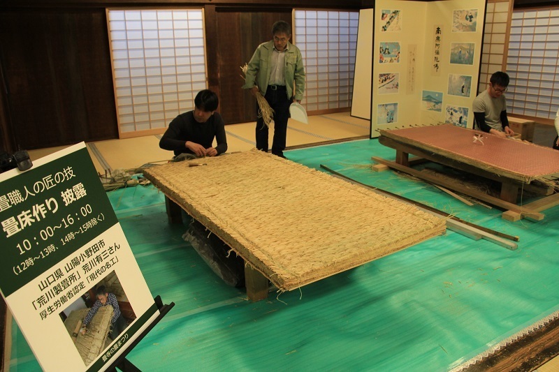 [写真]職人による畳の土台部分を作る「畳床作り」の披露もあった