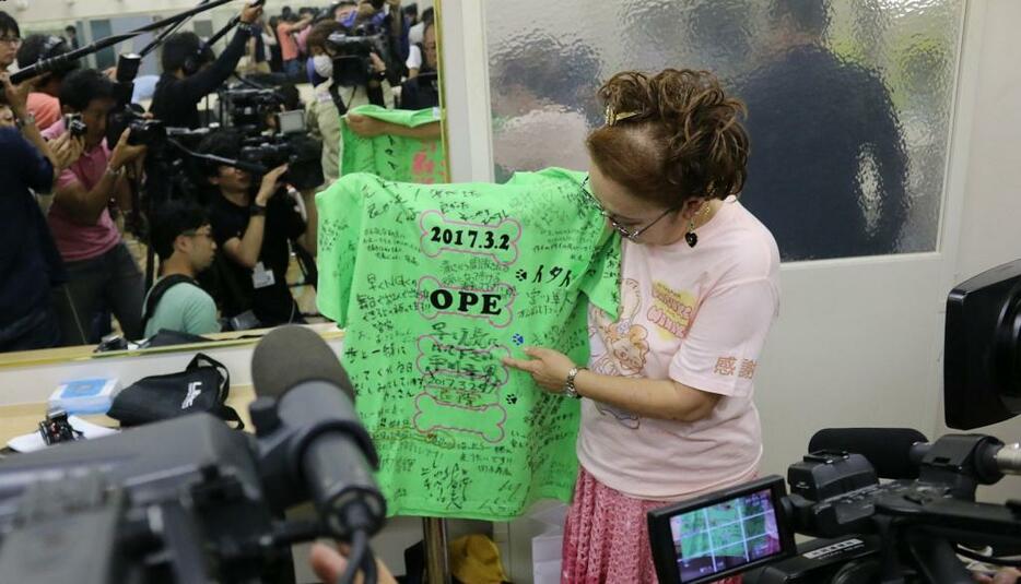 [写真]会見には多くの報道陣がつめかけ、花子が芸人仲間などが大助にあてて書いてくれたという激励Tシャツを披露した＝30日午後1時すぎ、大阪市中央区で（撮影：柳曽文隆）