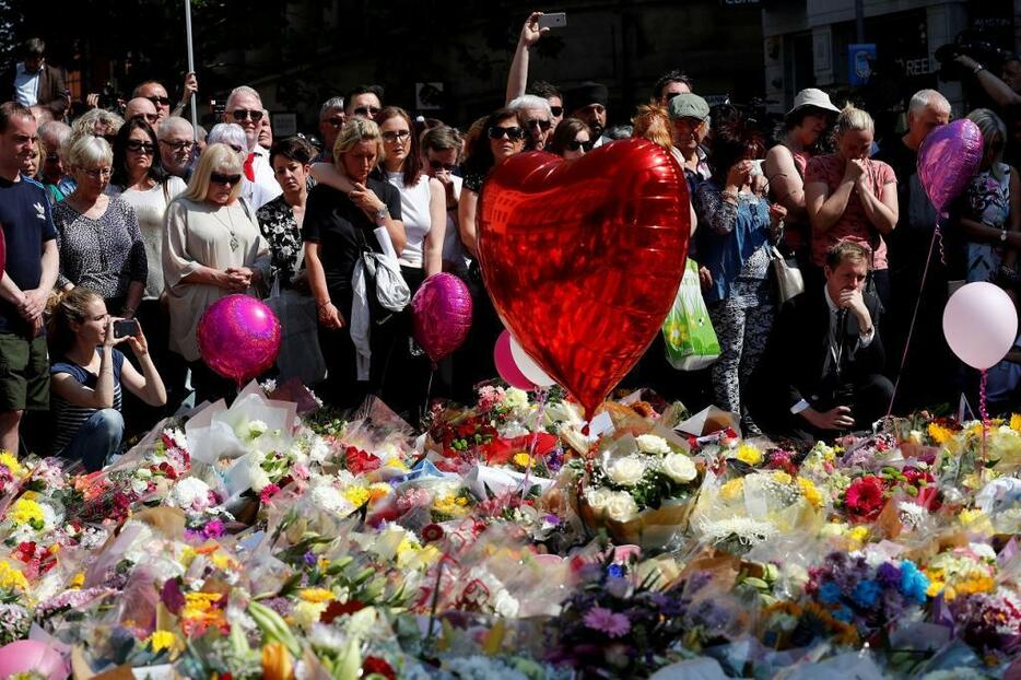 [写真]コンサート会場テロが起きた英マンチェスターで犠牲者を追悼する市民ら（ロイター/アフロ）