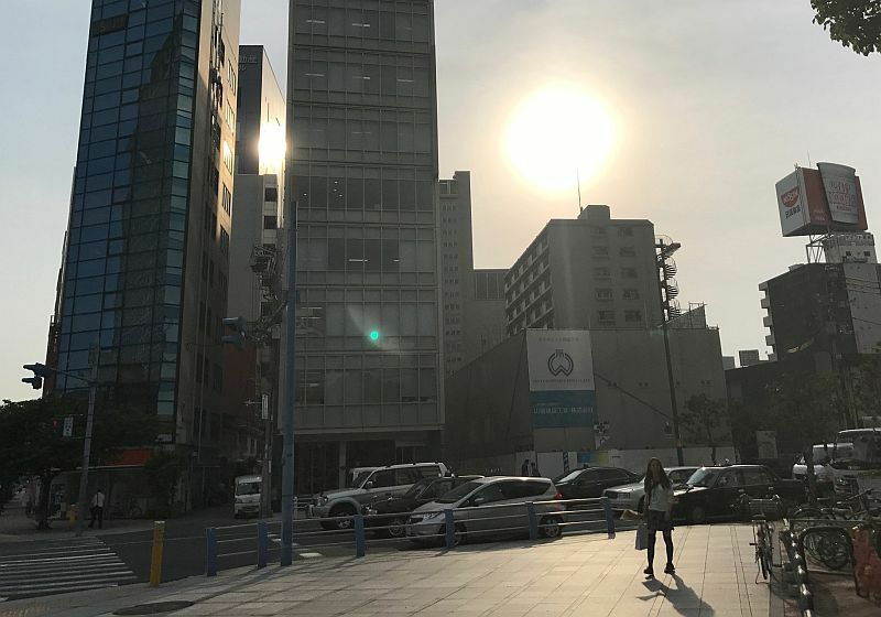 [写真]午後5時をすぎても照りつける太陽。近畿地方各地で今年最高気温を観測した＝30日午後5時すぎ、大阪市北区で