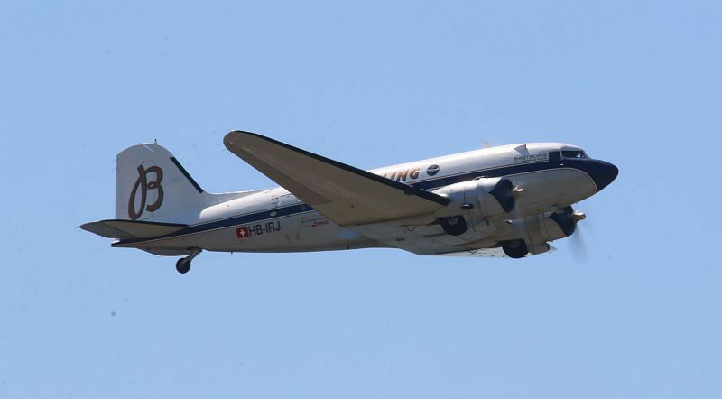 [写真]青空のもと飛び立つブライトリング DC-3=19日午前10時ごろ、神戸空港で