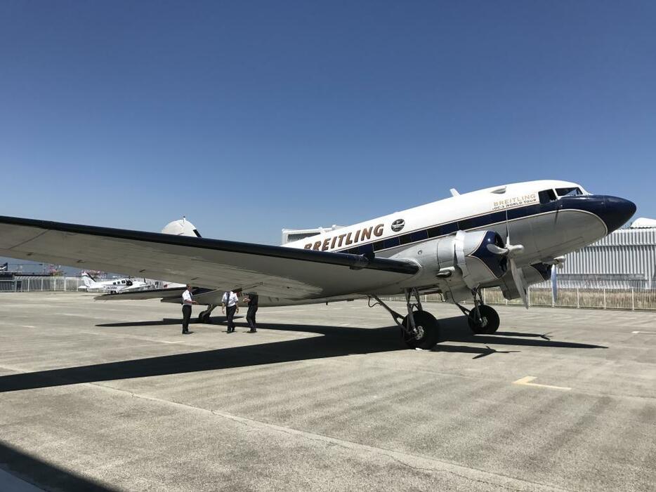 [写真]ブライトリング DC-3=19日午後12時40分ごろ、神戸空港で