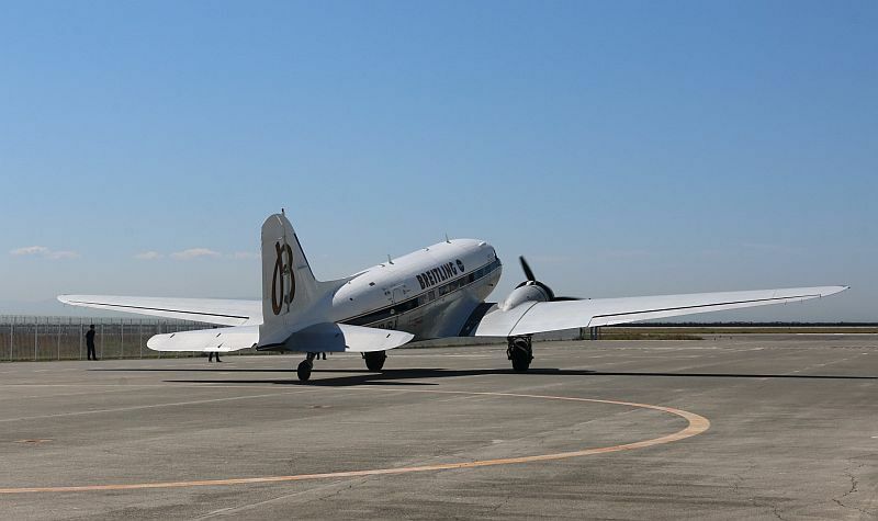 [写真]青空のもと飛び立つブライトリング DC-3=19日午前9時50分ごろ、神戸空港で
