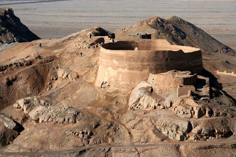 イランのゾロアスター教の遺跡「沈黙の塔」(写真：アフロ）