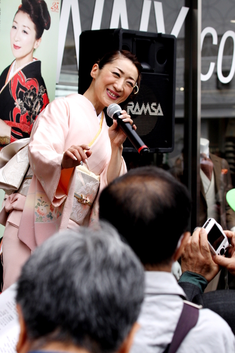 この日の歌手は、西尾夕紀。さすが演歌歌手、歌にもトークにも心がこもり、お客さんの楽しませ方を心得ている（撮影：志和浩司）