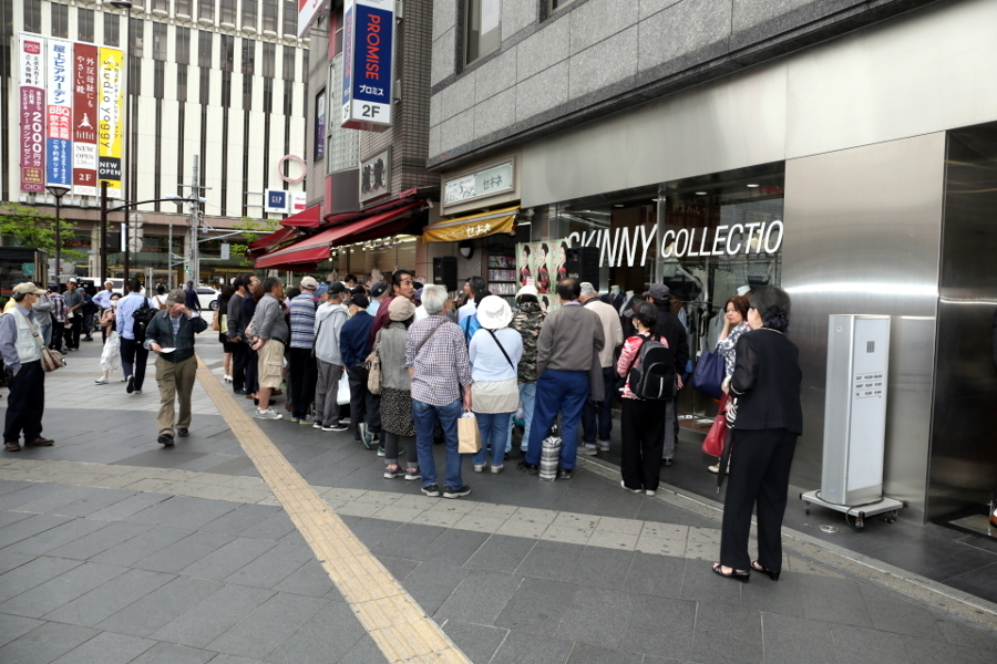 錦糸町駅南口の一角に数十人の人だかり。そこがセキネ楽器店（撮影：志和浩司）