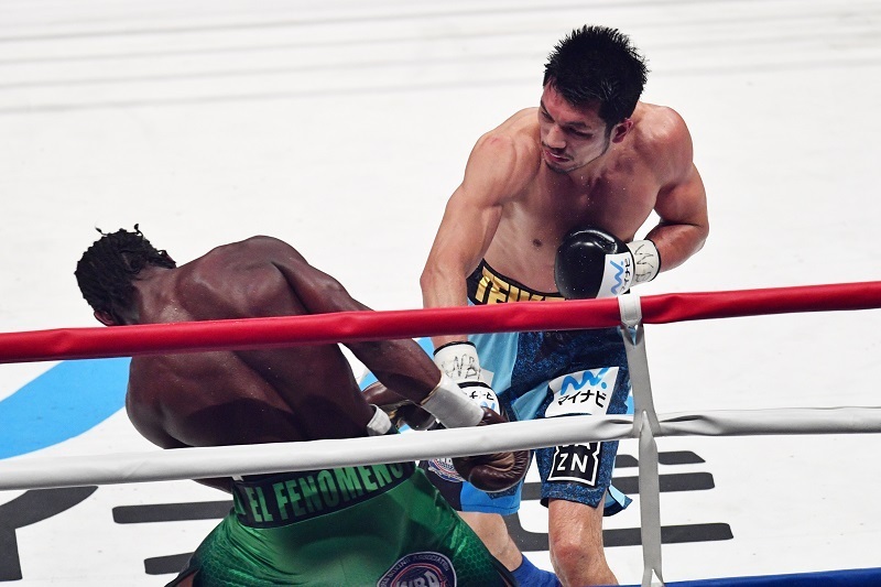 エンダムをロープ際に追い詰める村田諒太（写真：アフロスポーツ）