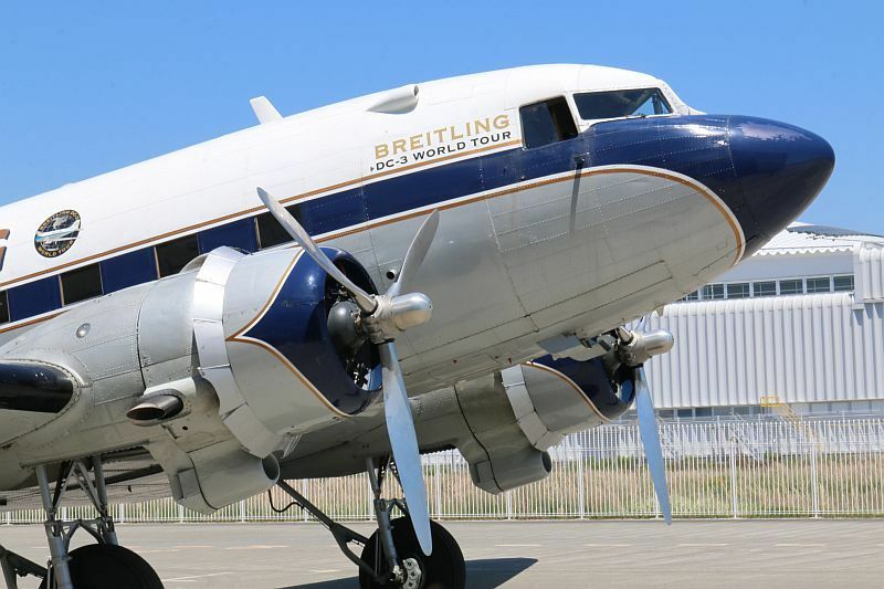 [写真]スイスの時計メーカー「ブライトリング」が維持・保存を支援する航空機「ブライトリング DC-3」＝19日午後、神戸市内で（撮影：柳曽文隆）