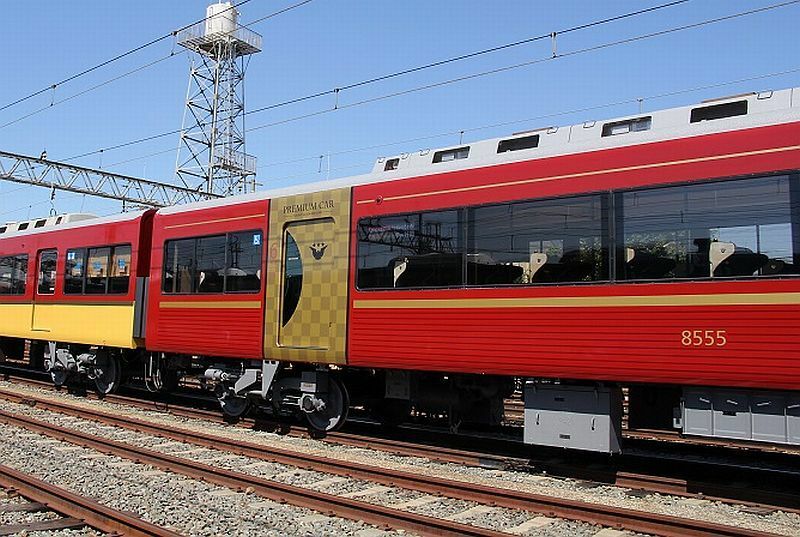 [写真]京阪の特別車両「プレミアムカー」車両の外観