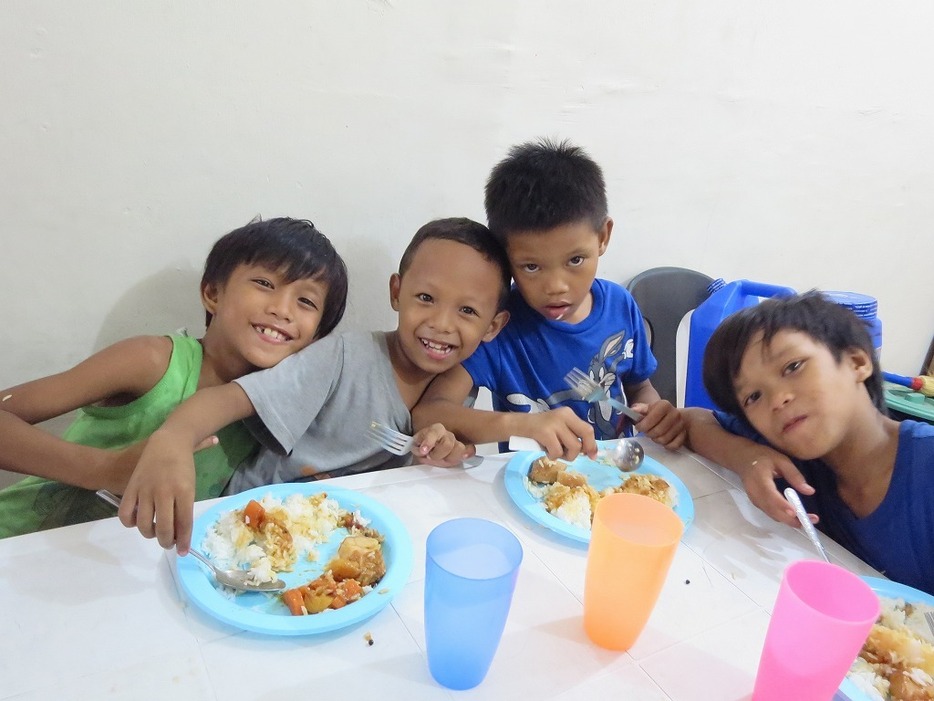 栄養改善給食を食べる子どもたち（ICAN提供）