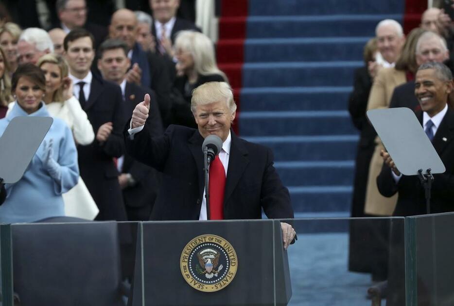[写真]今年1月20日に行われたトランプ大統領の就任演説。右端はオバマ前大統領（ロイター/アフロ）