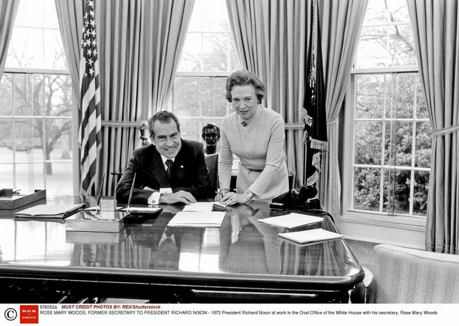 [写真]ホワイトハウス執務室で撮影されたニクソン大統領（左）と秘書のローズ・メアリー・ウッズ。彼女が誤って録音テープの一部を消去したことから「18分の空白」問題につながった。1973年撮影（Shutterstock/アフロ）