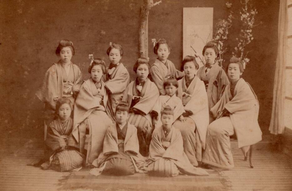 明治時代の「女性の集合」写真（筆者所蔵）