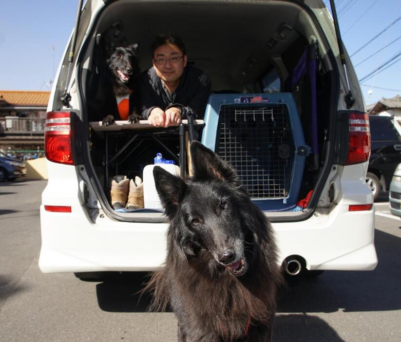 [写真]犬との生活に合わせて車も2度買い替えた。現在は車中泊仕様の大型ワンボックス