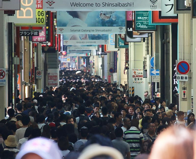[写真]商店街のアーケード下を歩く人たち=20日午後3時ごろ、大阪市中央区で（撮影：柳曽文隆）