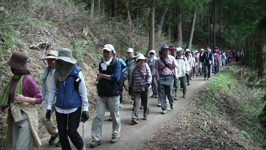 [写真]大町市内の塩の道を行く