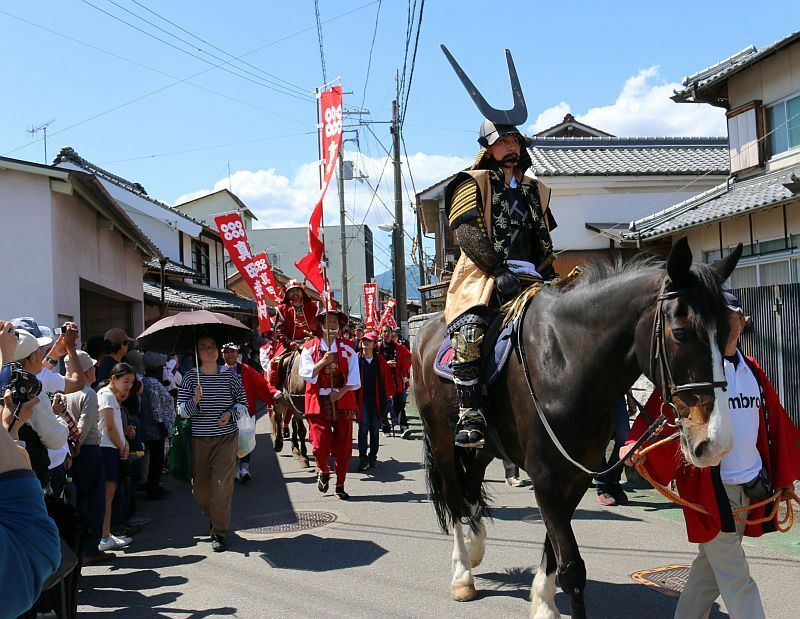 [写真]青空のもと真田幸村を偲び「紀州九度山真田まつり武者行列」が行われた=5日午後1時半ごろ、和歌山県九度山町で