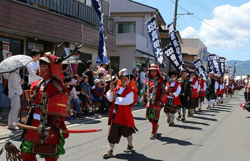 [写真]子供たちも大人に負けじと甲冑姿で行列。町の中心部をしっかり練り歩いた=5日午後1時半ごろ、和歌山県九度山町で