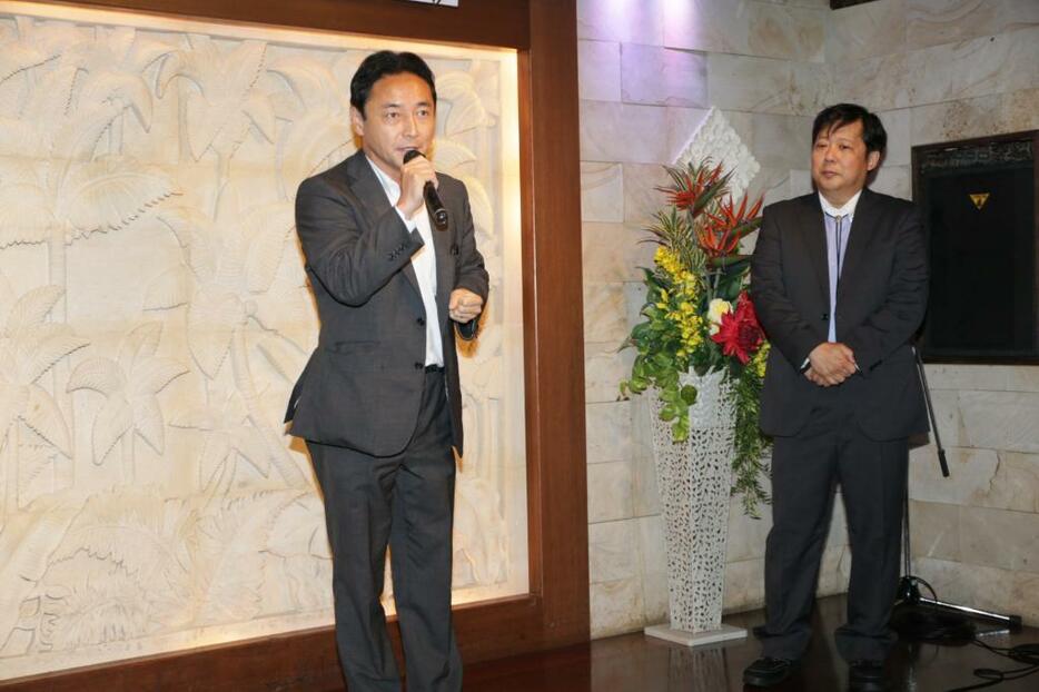 山口敏太郎（右）、自民党副幹事長の後藤田正純氏も祝福に駆けつけた（撮影：志和浩司）