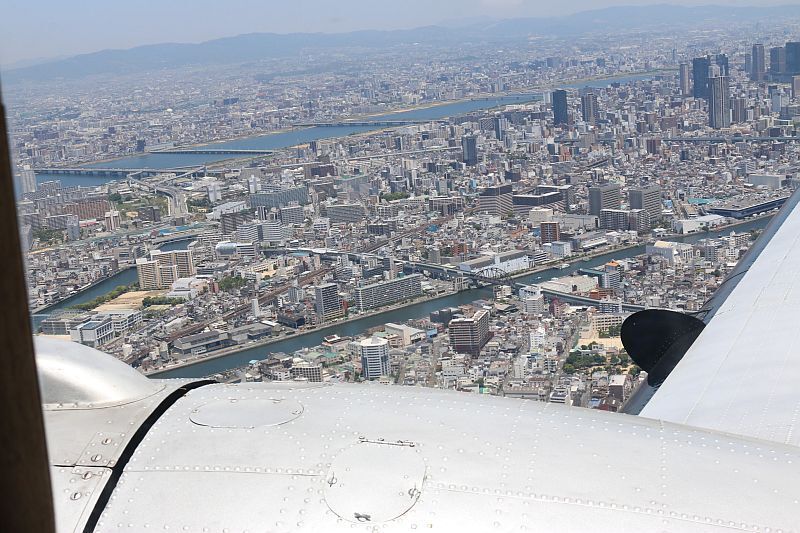 [写真]DC-3からみた景色。わりと低く飛ぶため街の景色も近くみえる（撮影：岡本ゆか）