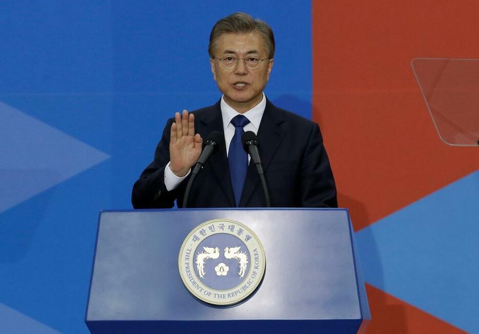 [写真]5月10日、韓国国会で就任宣誓をする文在寅新大統領（代表撮影/ロイター/アフロ）