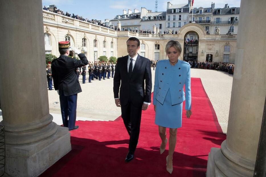 [写真]14日にパリのエリゼ宮で行われたマクロン氏の大統領就任式。右はブリジット夫人（ロイター/アフロ）