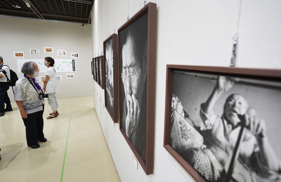 慰安婦被害を訴える女性らの写真作品（写真：関口威人）