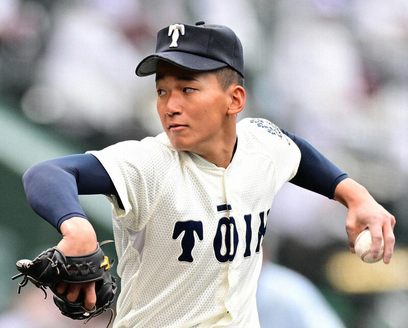 センバツ決勝で力投する大阪桐蔭の前田悠伍＝阪神甲子園球場で2022年3月31日、藤井達也撮影