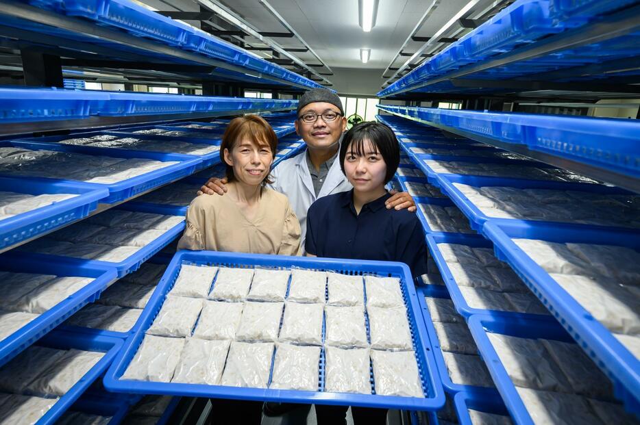 滋賀の山中でテンペをつくり続けるルストノさん一家