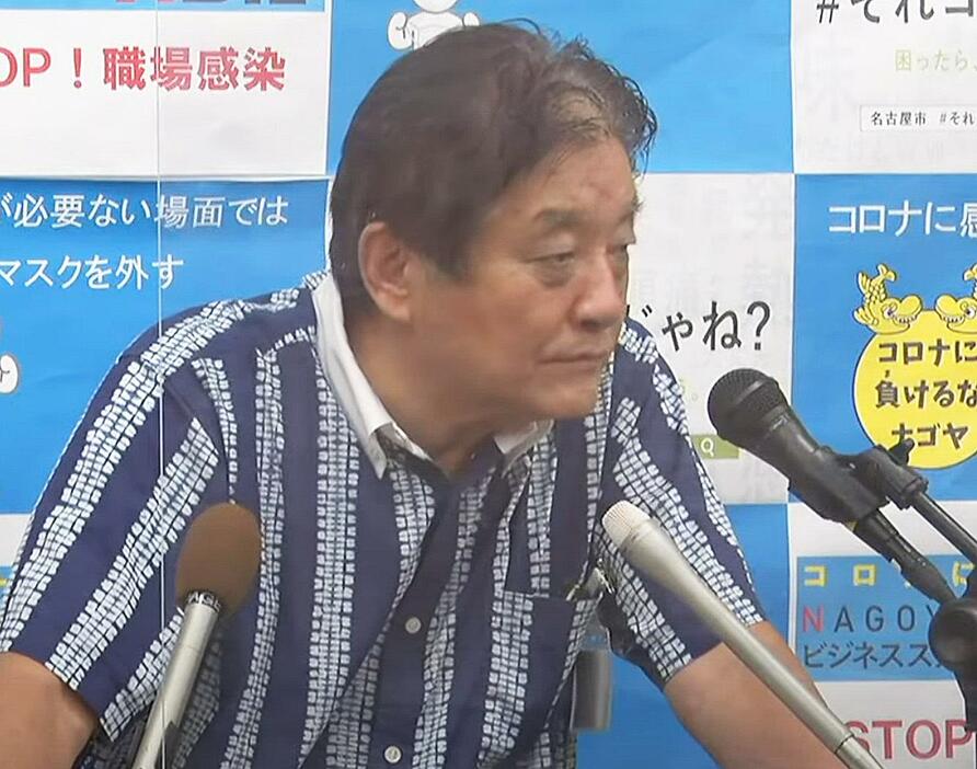 記者の質問を聞く河村市長