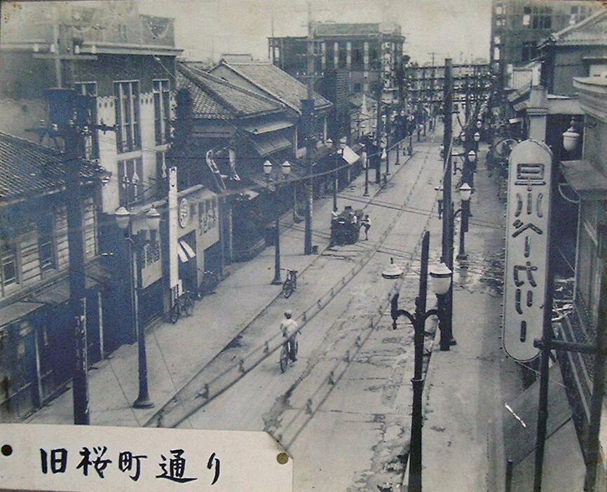 戦前の桜町通り。早川ベーカリーの看板の奥が建設中の松林軒ビル（甲府市教育委員会提供）