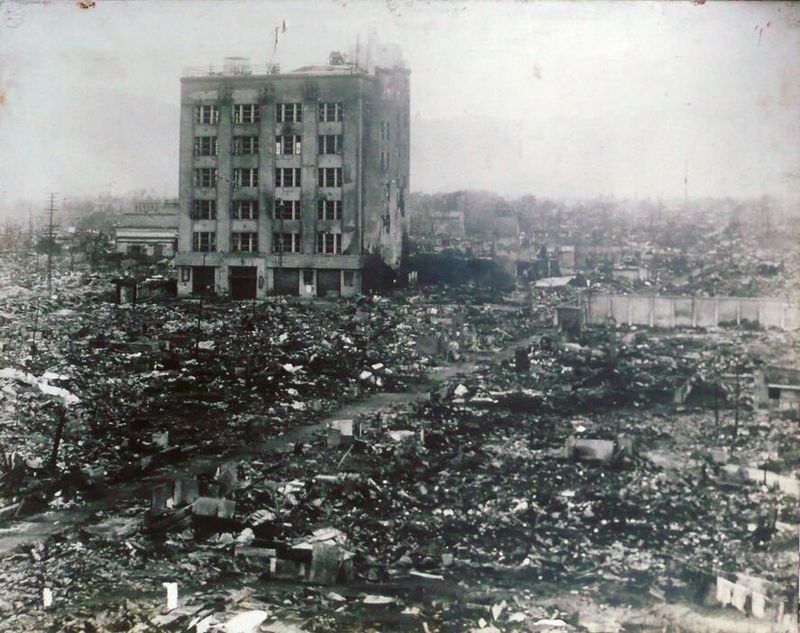 空襲で焼け野原になった甲府市街と松林軒ビルの外観（甲府市教育委員会提供）