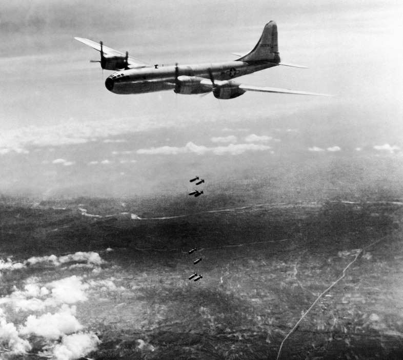 爆撃機B29の空襲（1944年8月、写真：AP／アフロ）